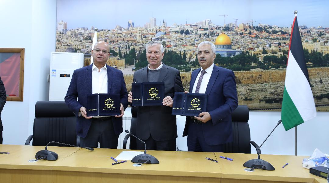 جانب من توقيع الاتفاقية